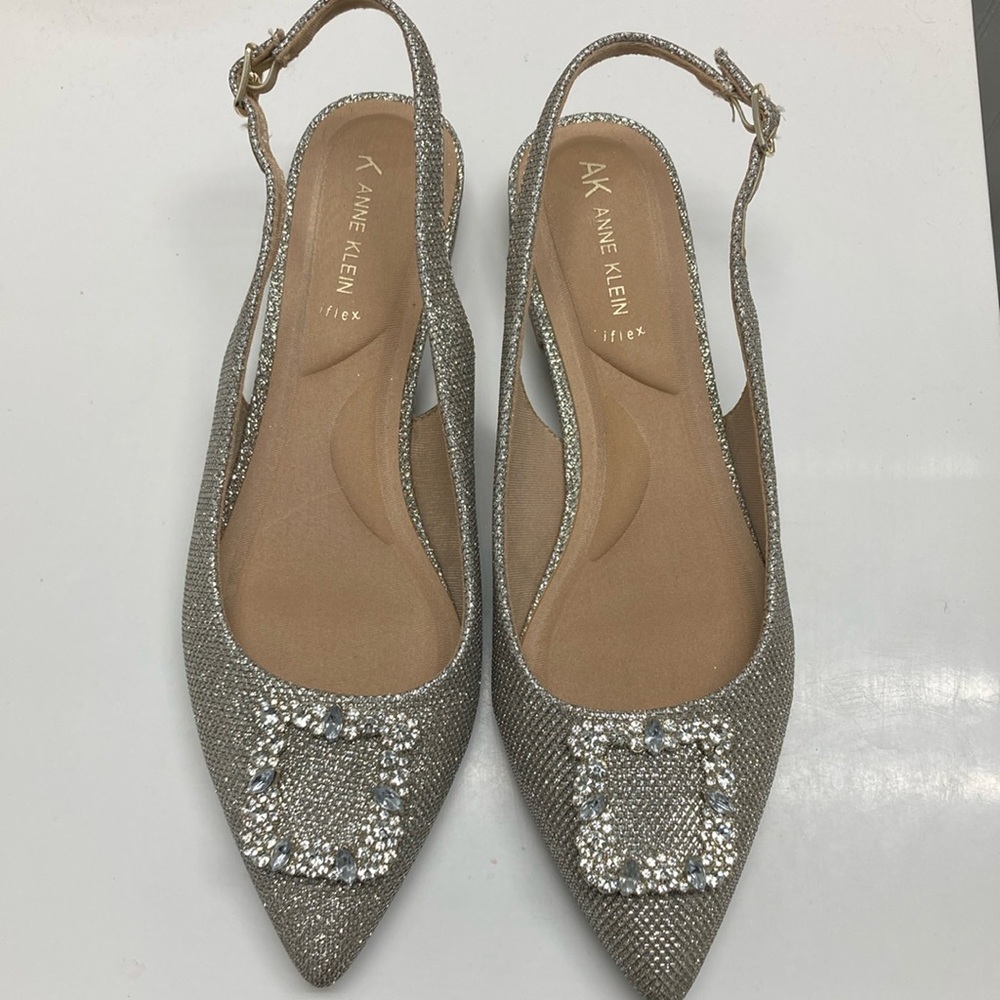 SIZE 8.5 ANNE KLEIN FLEX SILVER SPARKLY FLAT SHOES - RHINESTONE DETAIL